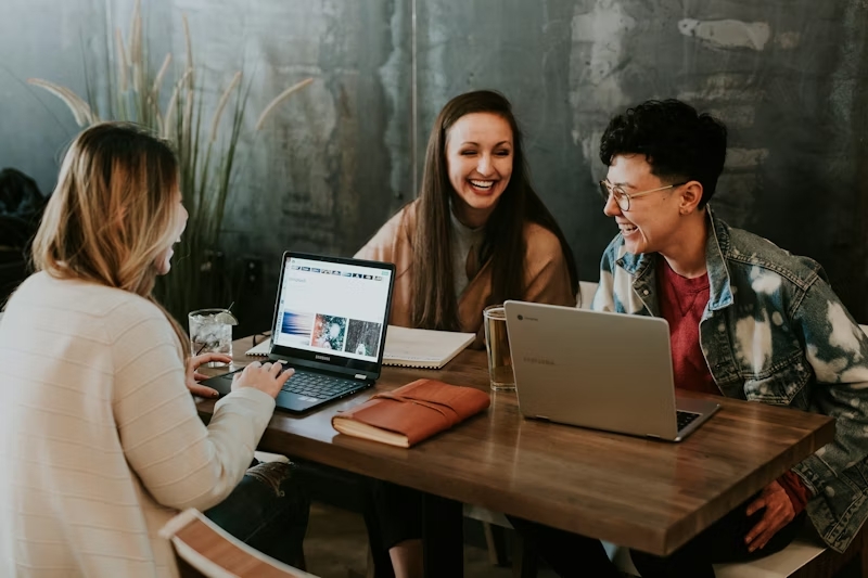 Estudiantes trabajando juntos